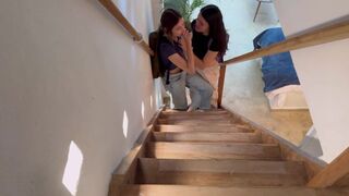 La petite amie de ma fille lèche secrètement la chatte dans les escaliers