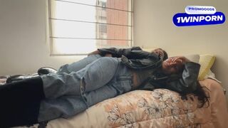 Deux putain de lesbiennes baise dans des manteaux en cuir et des bottes