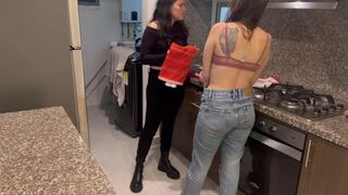 La baby-sitter fait des heures supplémentaires pendant que mon mari est dans la chambre