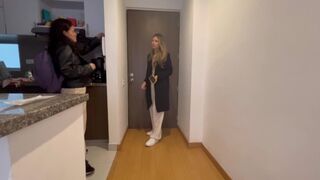 Je fais les désirs lesbiennes de la fille d'à côté par gratitude