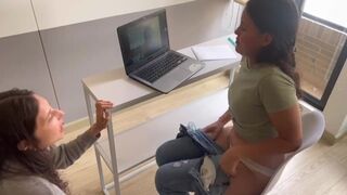 Il lèche ma chatte à la caméra à l'atelier de ma copine