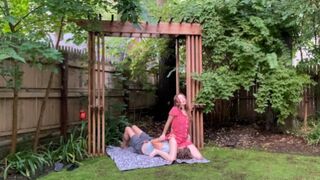 Tentation silencieuse dans le jardin, essayant de supprimer mes gémissements