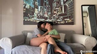 Ma belle-sœur et moi nous sommes réveillés seuls à la maison, l'avons baisée dans le salon