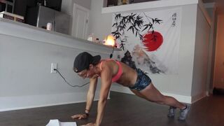 Stripping et pratique dure nue avec un adolescent chaud