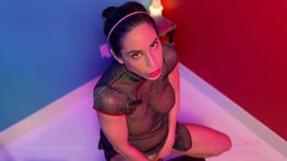 Lana Cohen maman salope se baise avec un gode tout en portant un plug cul