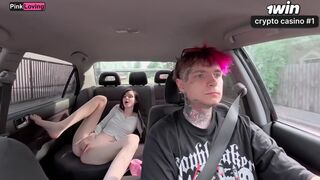 Wild taxi: passager se masturbe sauvagement et chaud baise dans la voiture