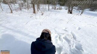 Asiatique fitness fille dure baisée dans le froid à -20 ° C