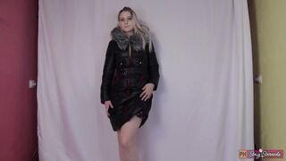 La danse séduisante de la fille dans un manteau épais