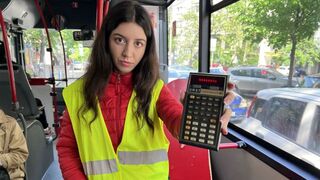 Le chauffeur du bus a attrapé les passagers trompés et l'a baisé avec son goût dans l'éjaculation