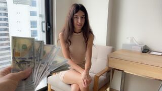 Hôtel service de chambre - l'hôtesse a accepté de coucher avec le client pour de l'argent