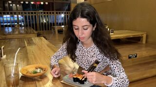 J'ai aimé son visage dans le sous-sol d'une fille, manger avec un joli visage sur les gouges de sushi