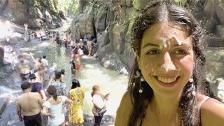 Parsemer sur le visage de la beauté adolescente dans le vestiaire public, puis le sperme marche près de la cascade