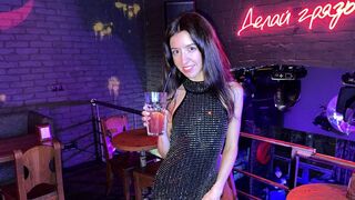 La fille dans le club est baisée