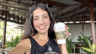 Pipe adolescente dans la salle de bain des starbucks - spray bite sur son visage après le café avec slime au milieu