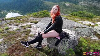 Adolescent fille rouge se masturber dans les montagnes à orgie