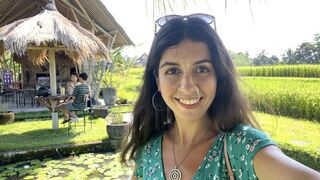 Adolescent fille avec visage de sperme carbonara manger dans un café public