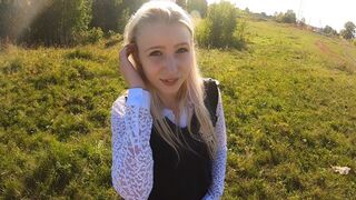 Joli adolescent blonde dans la bouche et toute cette merde en rentrant de l'école