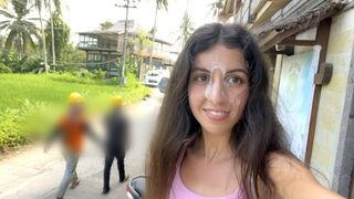 Une jeune fille mignonne lèche son hamburger sur son visage alors qu'elle pousse du sperme sur son visage pendant qu'elle est dans une cuisine publique