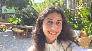 Flatterie sur le visage dans un café public - déjeuner dans une enveloppe de sperme!