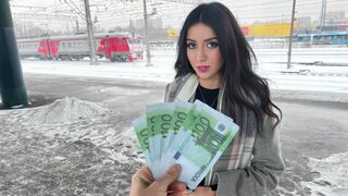 Séduction de train: nous invitons une fille à lancer directement dans le placard