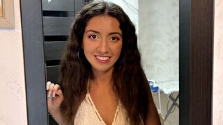 L'adolescente voisine est entrée chez moi, a enlevé sa culotte et m'a offert une chatte chaude