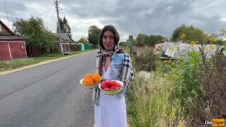 J'ai demandé au fermier de me montrer comment il nourrit les fruits et légumes succulents
