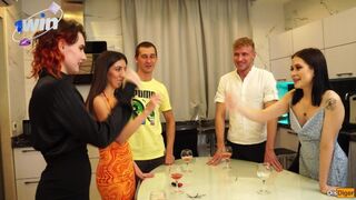 Le sexe de la nouvelle année dans le club des échangistes - un grand combat de bite!
