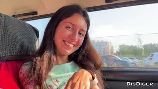 Il a emmené un étudiant russe en ville dans une voiture et l'a baisé dans la nature
