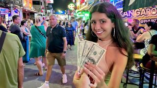Je l'ai baisée dans tous les trous de la rue, aspergé son visage