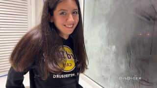 Je vais baiser la beauté de la fête dans les Balkans alors que son petit ami ne soupçonne rien