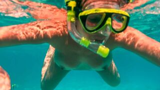 Naked nage aventures sur la plage publique - regardez mes aventures chaudes!
