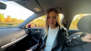 J'ai rencontré une adolescente blonde perdue et je l'ai baisée pour son aide