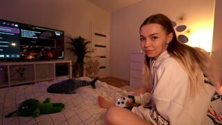 Les adolescentes sucent quand elles sont baisées et pulvérisées !