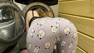 Sexy fille est coincée dans la machine à laver et obtient sa bite anni marcheur