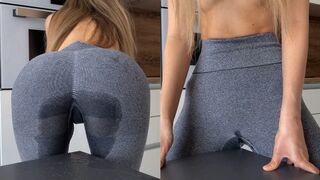 Adolescent fille se frottant sauvagement à la table tandis que ses leggings sont pleins d'éjaculation