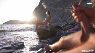 Fuckflash sur la plage nudiste: fille extraterrestre a aidé à profiter