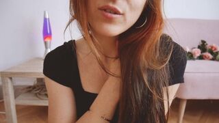 Asmr joi - ta petite amie rousse prend soin de toi après le travail