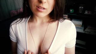 Adolescent amateur cheveux noirs fille avec gros seins asmr relax baise