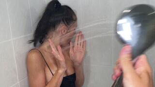 Colocataire chaud sous la douche froide après la fête