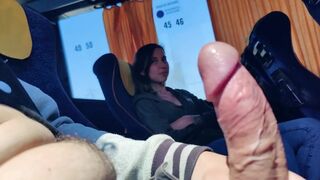 Alien adolescent suce le gars dans le bus