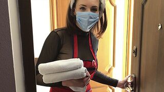 La bonne retourne à l'ancien hôtel avec ses gros seins