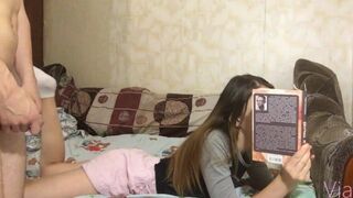 Il a attendu qu'il pose le livre et la baise - Via Hub