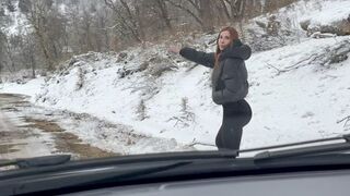 L'Argentine est une dame qui baise un étranger sur la route