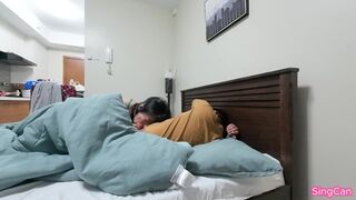 Elle réveille les mamans asiatiques et son petit ami baise sous la couverture 2024 !