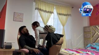 Je suis seule avec la copine sexy de mon frère, et on va se baiser sans caoutchouc, et je vais venir dans sa chatte