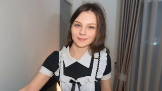 Jolie femme de chambre se fait baiser dur après le nettoyage et obtient son visage attaché