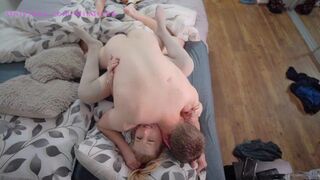Mia fait l'amour et obtient un goût magnifique en nouveaux bas