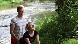 Blonde adolescent chatte et bouche couverte dans belle nature