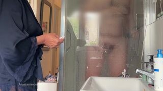 Mon mari m'a pris dans la douche et m'a frappé la bite