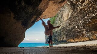 Baise sauvage sur la belle plage et couvertures de sperme chaudes